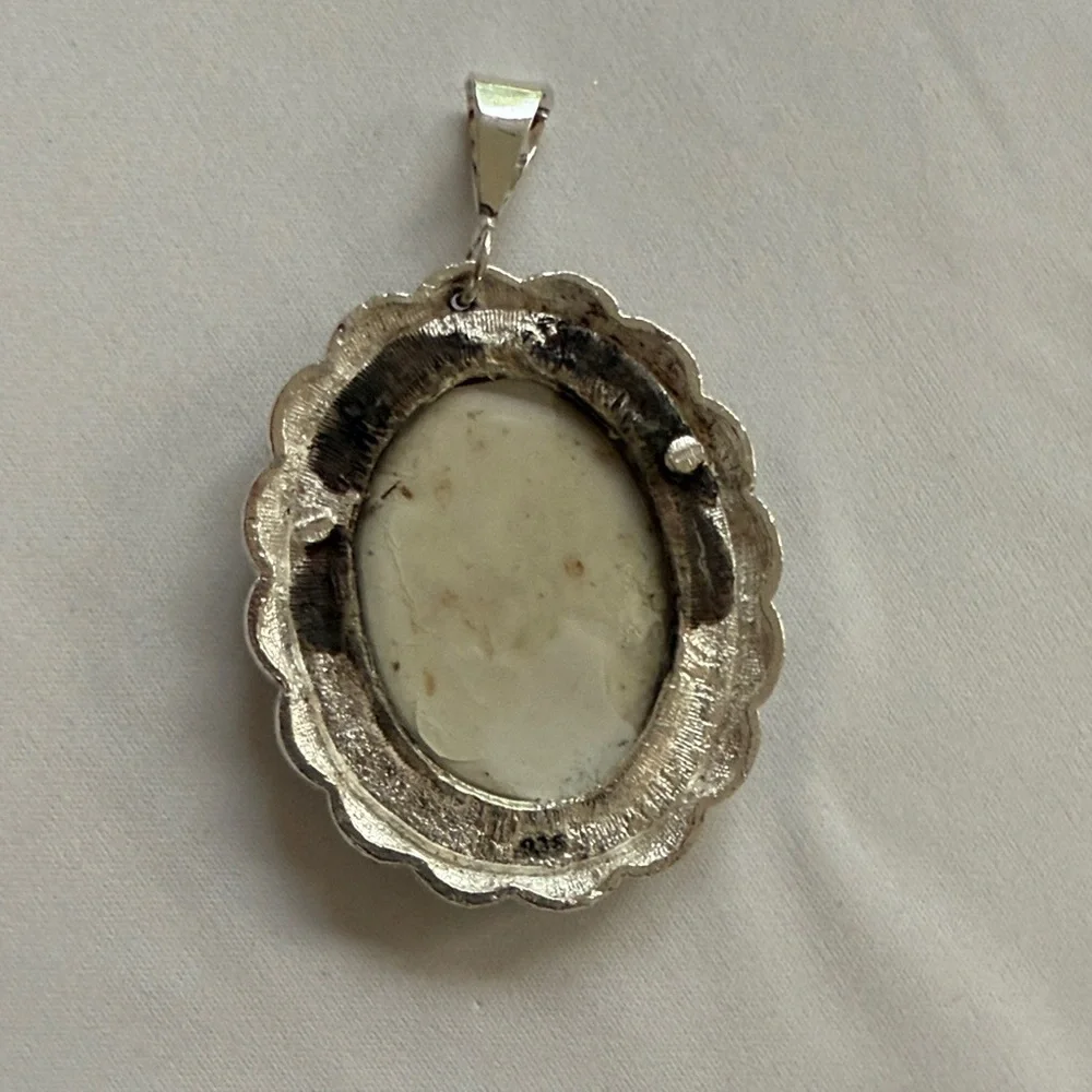 Elegant Silver Cameo Pendant​